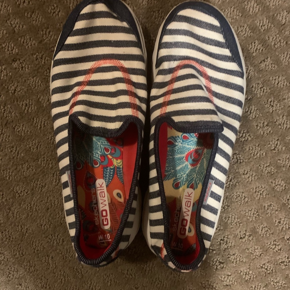 Size 10 Women’s Skechers Go Walk shoes
